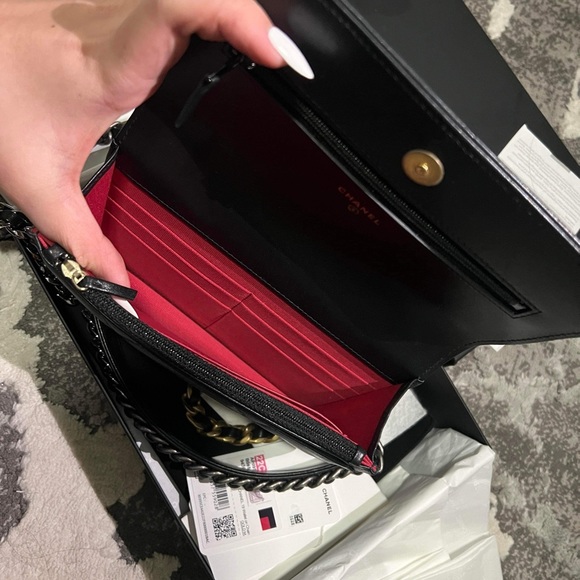 Chanel 19 Wallet on Chain. Wore a few times. Excellence condition. - Picture 3 of 3